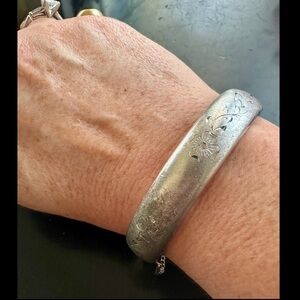 VINTAGE 1960s B. A. BALLOU STERLING SILVER HINGED CUFF BANGLE BRACELET ETCHED EC